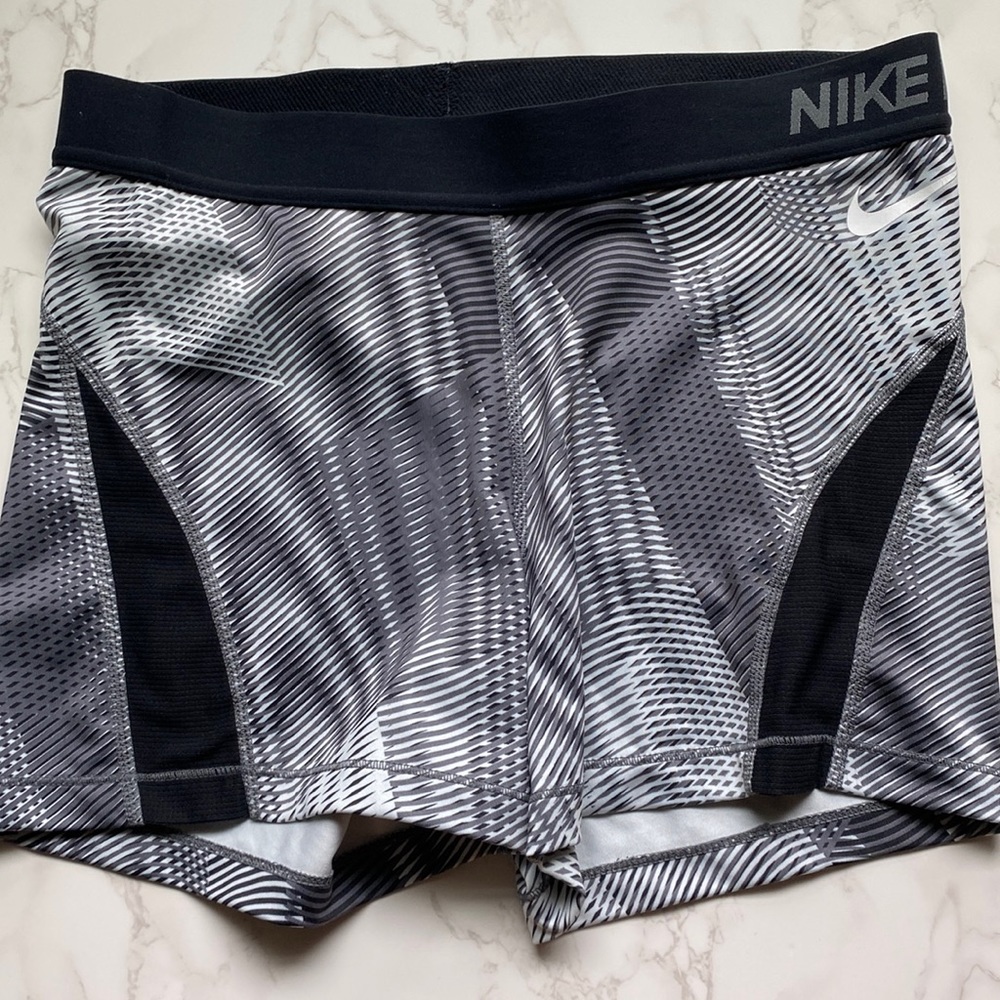 Nike pro 3” short size L